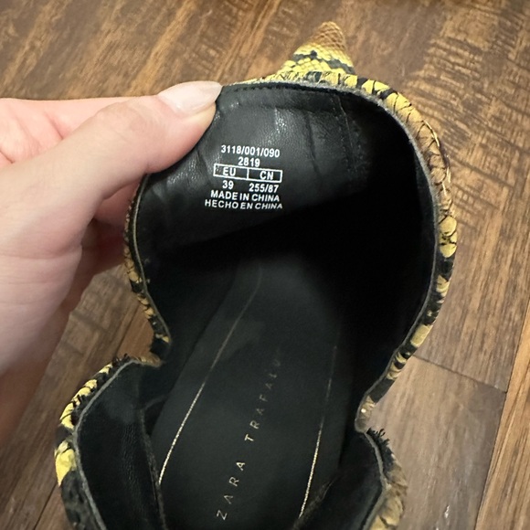 Zara SnakeSkin Pointed Toe Heels - Picture 4 of 4